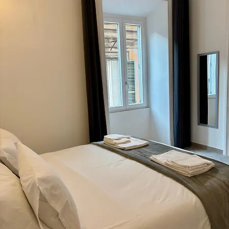 Vicolo Doria 2 * Rome